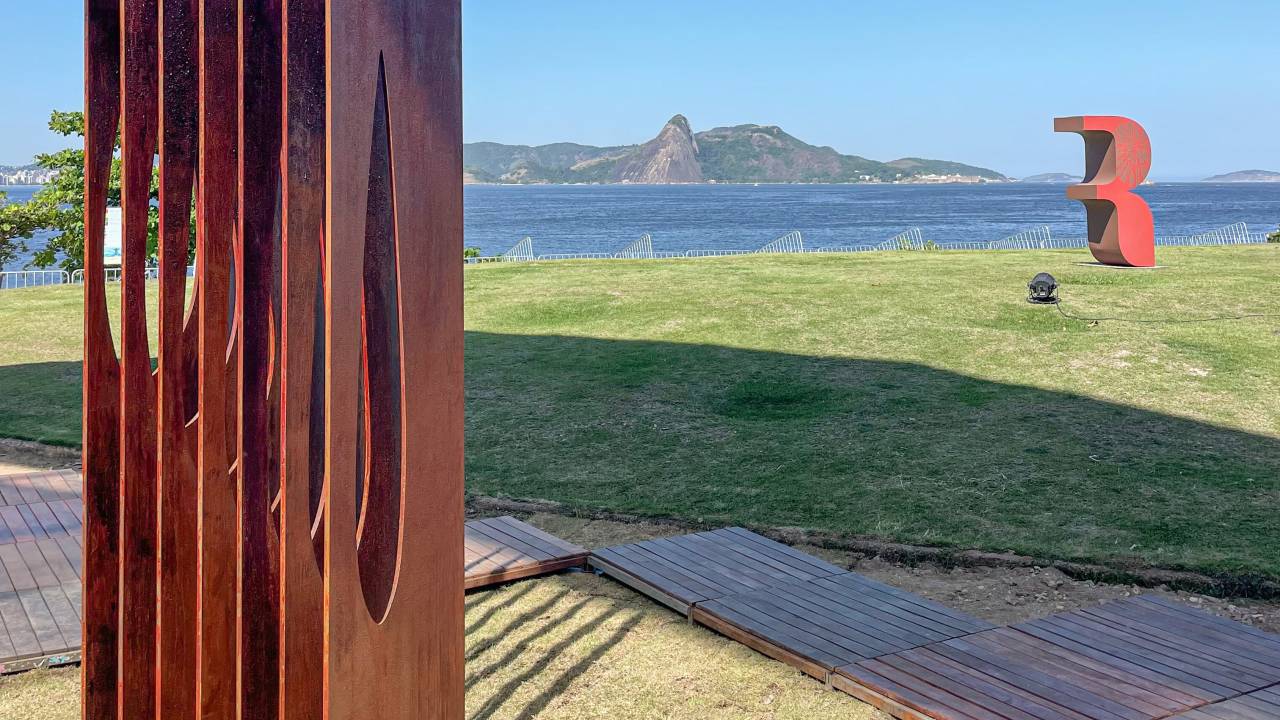 Escultura do artista brasileiro Luca Benites na ArtRio 2023 -