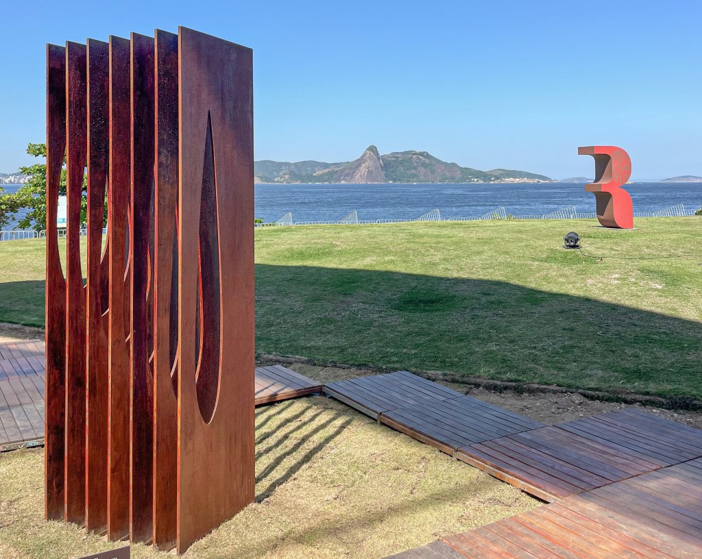 Escultura do artista brasileiro Luca Benites na ArtRio 2023 -