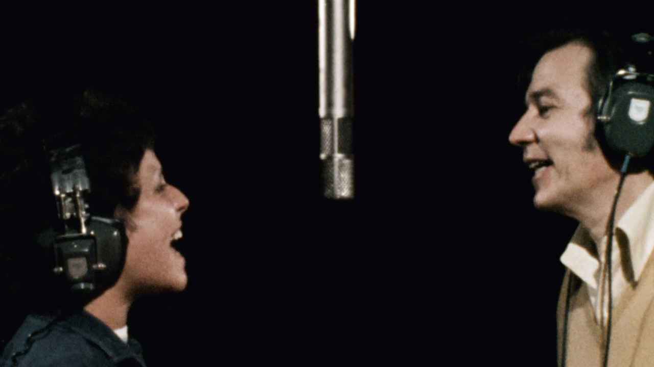 É PAU, É PEDRA - A dupla no estúdio: o encontro da exuberância vocal com o minimalismo genial