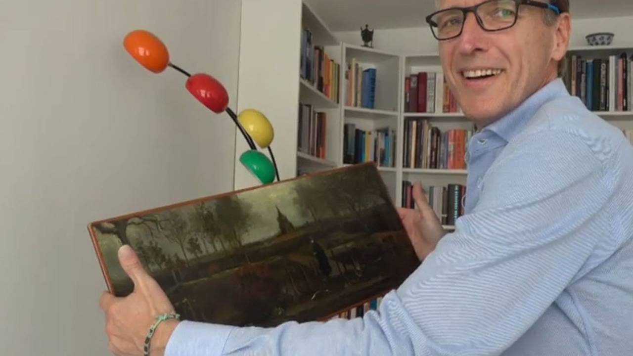 O investigador Arthur Brand e a obra recuperada em vídeo gravado por amigo
