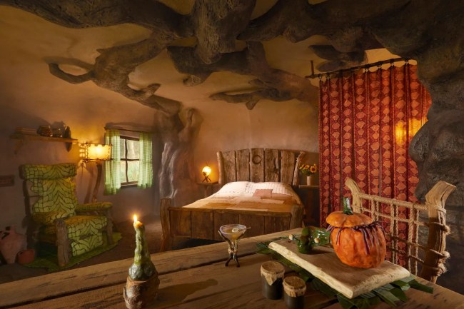 O interior da cabana inspirada na residência animada do ogro Shrek