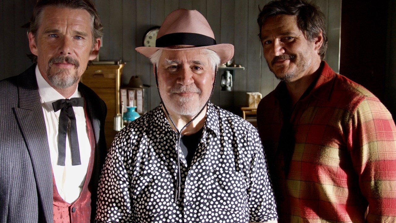 Ethan Hawke, Pedro Almodóvar e Pedro Pascal nos bastidores de 'Estranha Forma de Vida' -