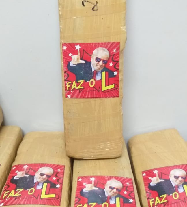 Tabletes de maconha apreendidos pela Polícia Militar de São Paulo em Euclides da Cunha Paulista, com adesivos com a foto do presidente Lula e a frase "faz o L"