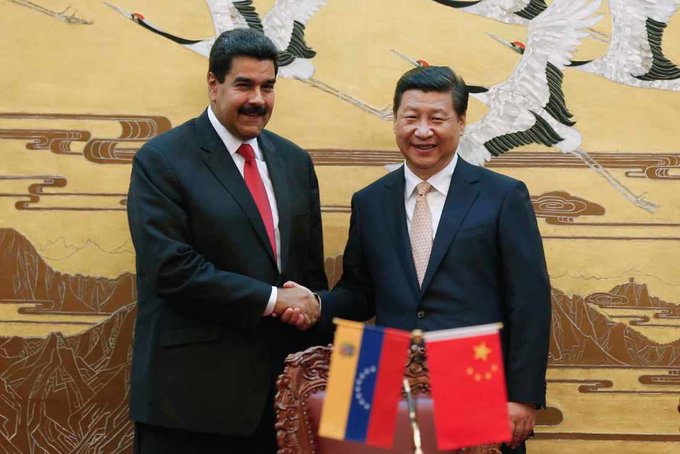 O líder da Venezuela, Nicolás Maduro (esq.), e o presidente da China, Xi Jinping, apertam as mãos em visita de Estado em Pequim. -