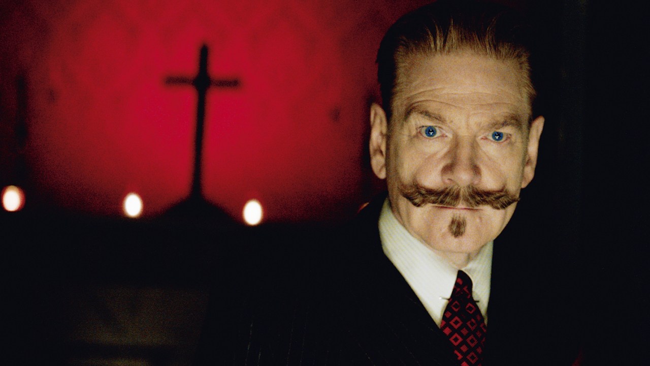 QUEM MATOU? - Branagh como o detetive Poirot: assassinatos numa casa supostamente mal-assombrada em Veneza
