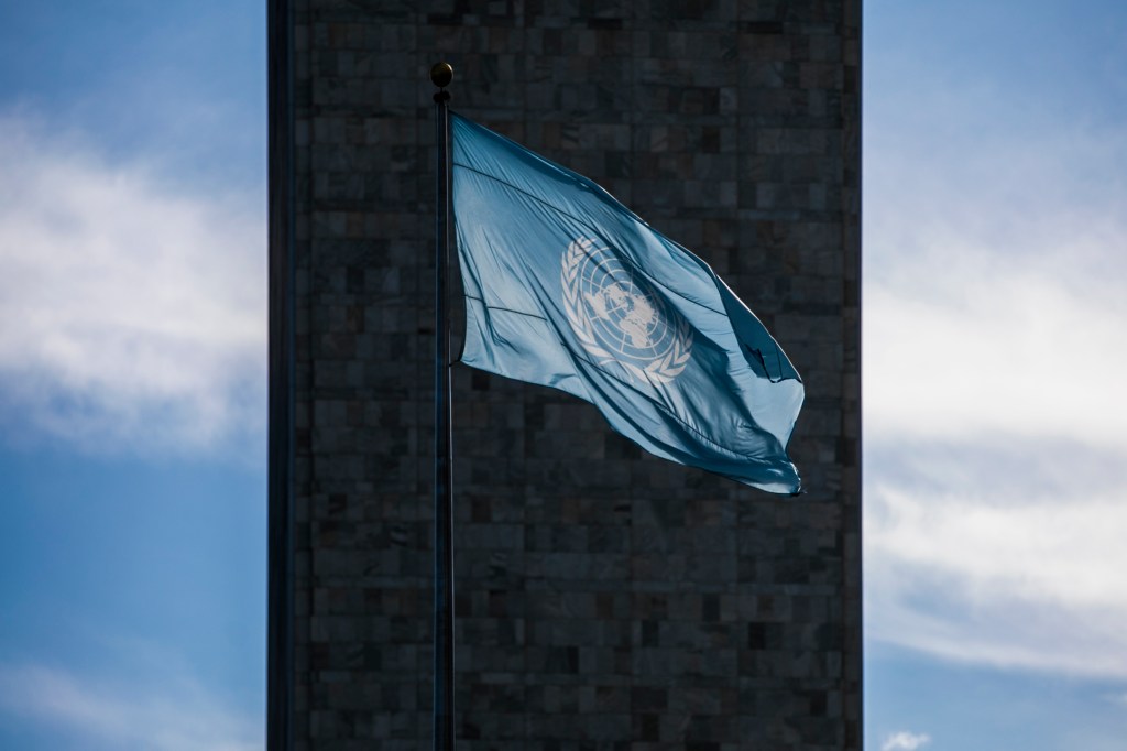 A bandeira da ONU é retratada em frente ao edifício sede em Nova York, nos Estados Unidos. 26/09/2018