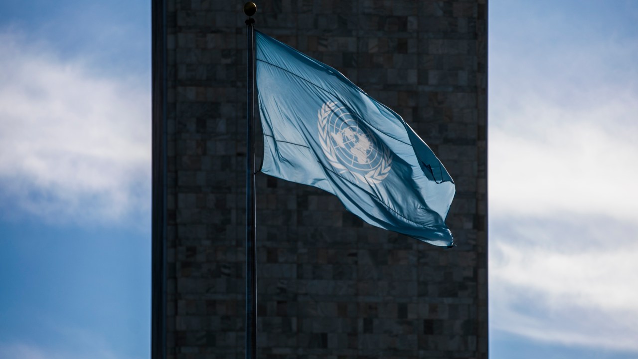 A bandeira da ONU é retratada em frente ao edifício sede em Nova York, nos Estados Unidos. 26/09/2018