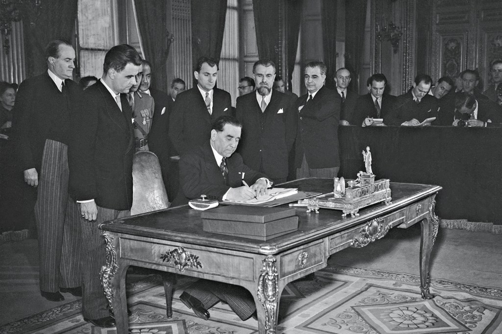 PAZ? - Assinatura do Tratado de Paris, que pôs fim à II Guerra: caminho para uma nova geopolítica na Europa