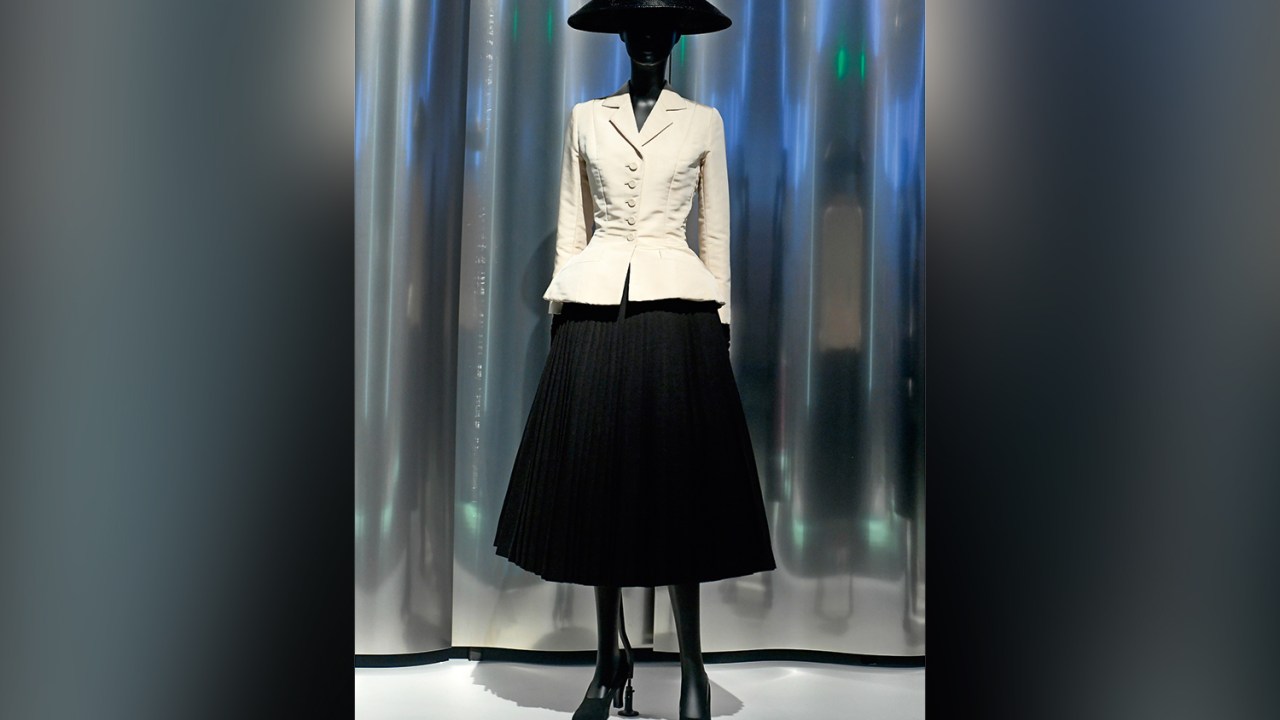 NOVO VISUAL - O 'bar suit' de Christian Dior: modelo-símbolo do 'New Look'
