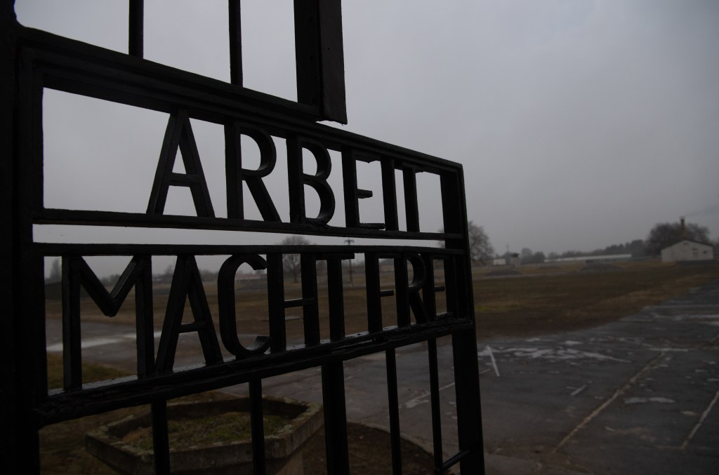 O lema "Arbeit macht frei" (O trabalho liberta, em português) está escrito no portão do antigo campo de concentração de Sachsenhausen, hoje um memorial. 27/01/2023