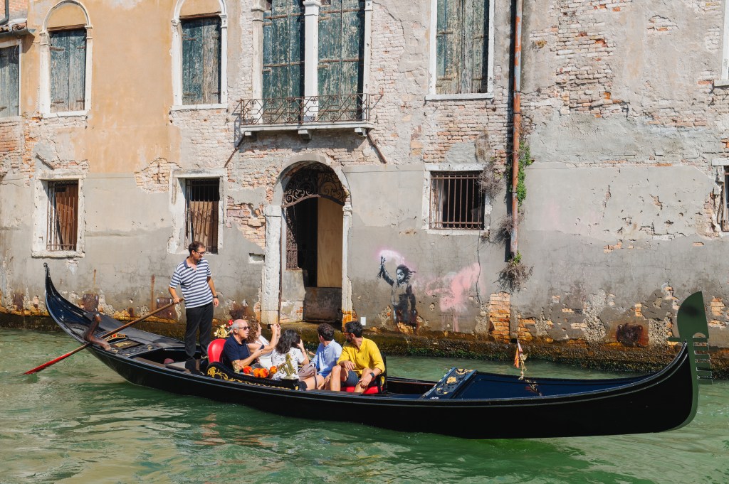 Com o retorno dos viajantes no pós-pandemia, o fluxo de visitantes ultrapassou a marca dos 50 mil no centro de Veneza, na Itália. 06/10/2022