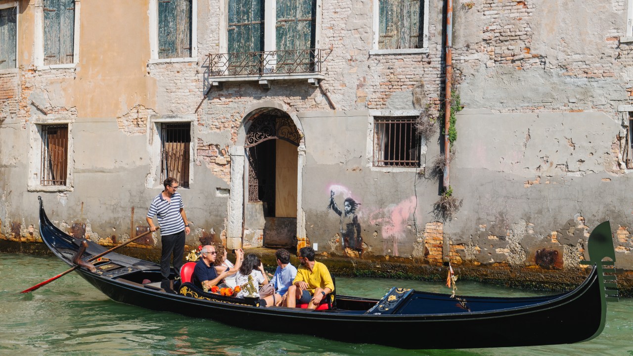 Com o retorno dos viajantes no pós-pandemia, o fluxo de visitantes ultrapassou a marca dos 50 mil no centro de Veneza, na Itália. 06/10/2022