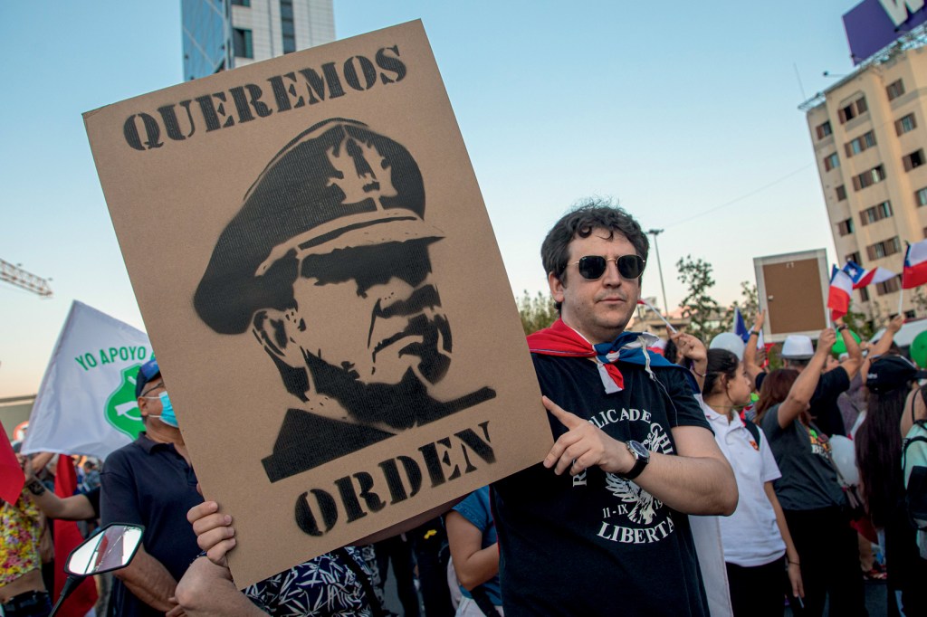 SOMBRA - Cartaz com foto de Pinochet em manifestação pró-polícia: o general ainda se faz presente