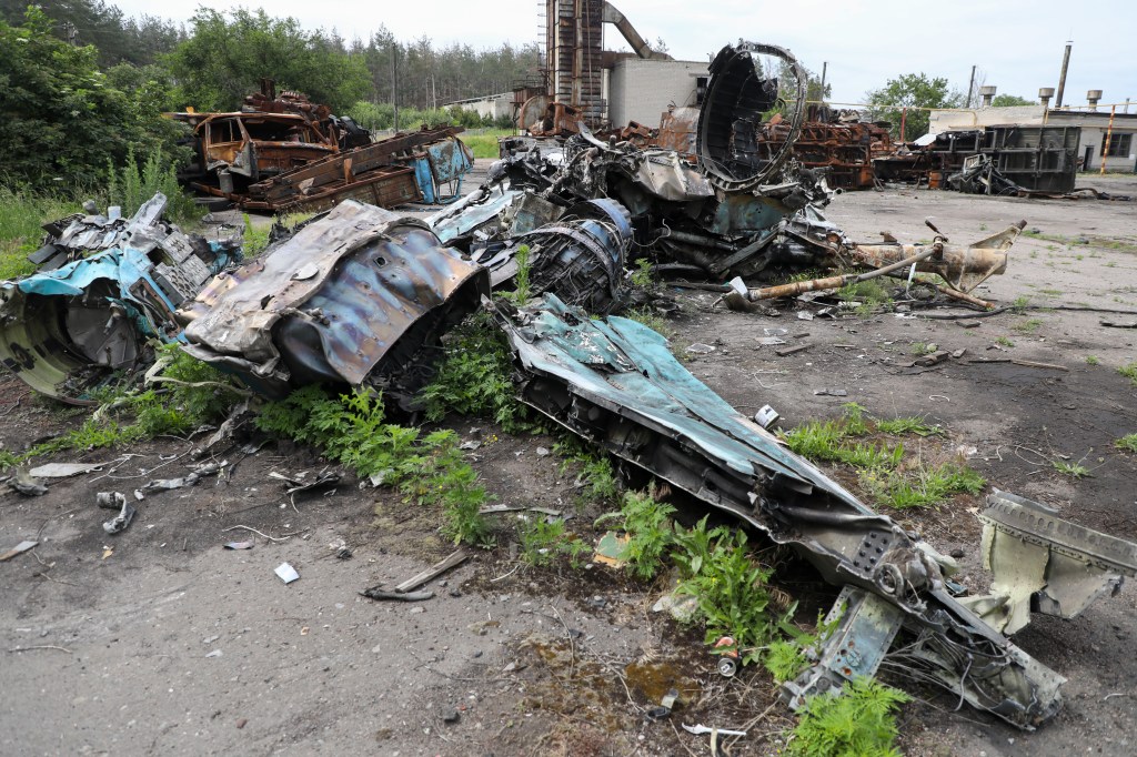 Destroços de um caça-bombardeiro russo Sukhoi Su-34 em Lyman, região de Donetsk, na Ucrânia. 16/06/2023
