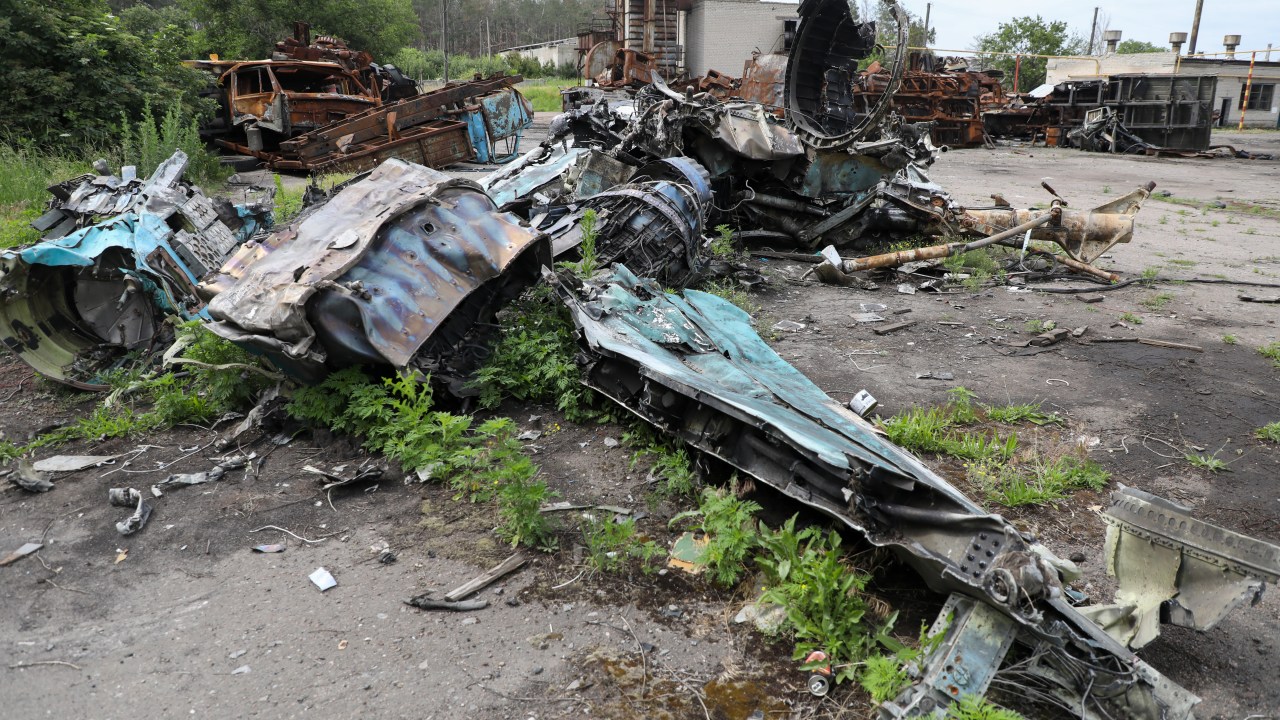 Destroços de um caça-bombardeiro russo Sukhoi Su-34 em Lyman, região de Donetsk, na Ucrânia. 16/06/2023
