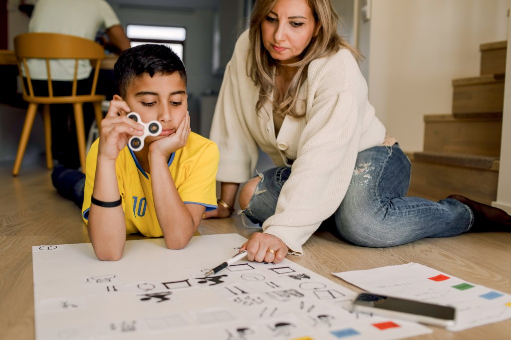 ALÉM DOS REMÉDIOS - Em casa e na escola: tratamento envolve métodos de psicoeducação e treinamento dos pais