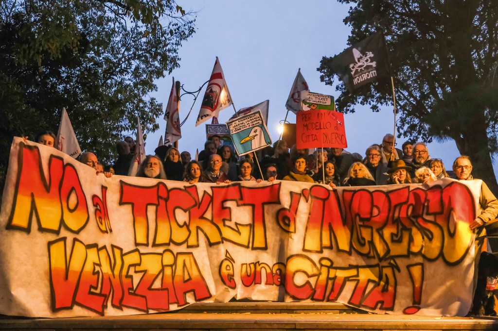 BASTA - Manifestação em Veneza: taxas e regras para controlar os forasteiros