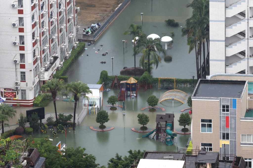 Uma rua inundada em Fuzhou, província de Fujian, na China. 06/09/2023