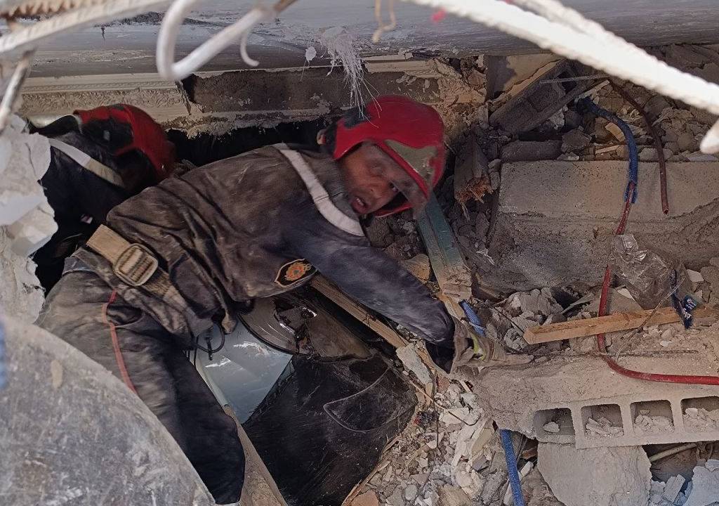 Busca por sobreviventes continua em meio aos destroços de vilarejos nos arredores da cadeia de montanhas Atlas -