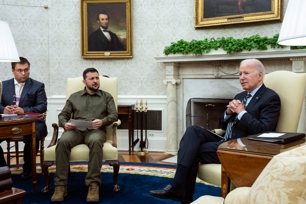 O presidente dos EUA, Joe Biden (à direita), encontra-se com o presidente da Ucrânia, Volodymyr Zelensky (à esquerda), no Salão Oval da Casa Branca, em Washington, DC. 21/09/2023
