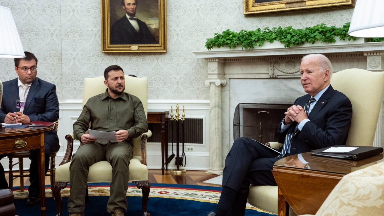 O presidente dos EUA, Joe Biden (à direita), encontra-se com o presidente da Ucrânia, Volodymyr Zelensky (à esquerda), no Salão Oval da Casa Branca, em Washington, DC. 21/09/2023