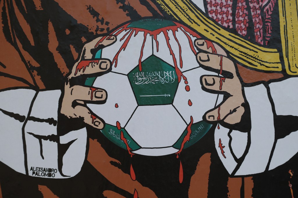 Um mural representando Mohammed bin Salman pintado por aleXsandro Palombo fora do Estádio San Siro antes da partida da Liga dos Campeões da UEFA entre AC Mila e Newcastle United FC no Stadio Giuseppe Meazza em Milão, Itália. 19/09/2023 -