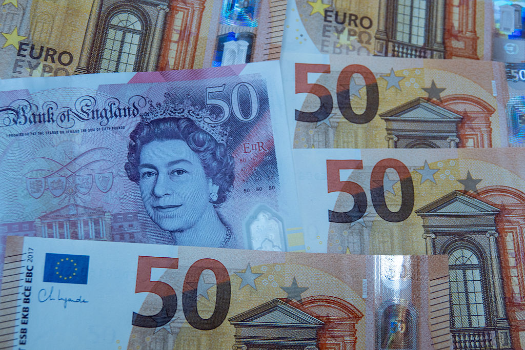 Muito além do dólar, euro e libra têm fortes quedas em relação ao real até abril