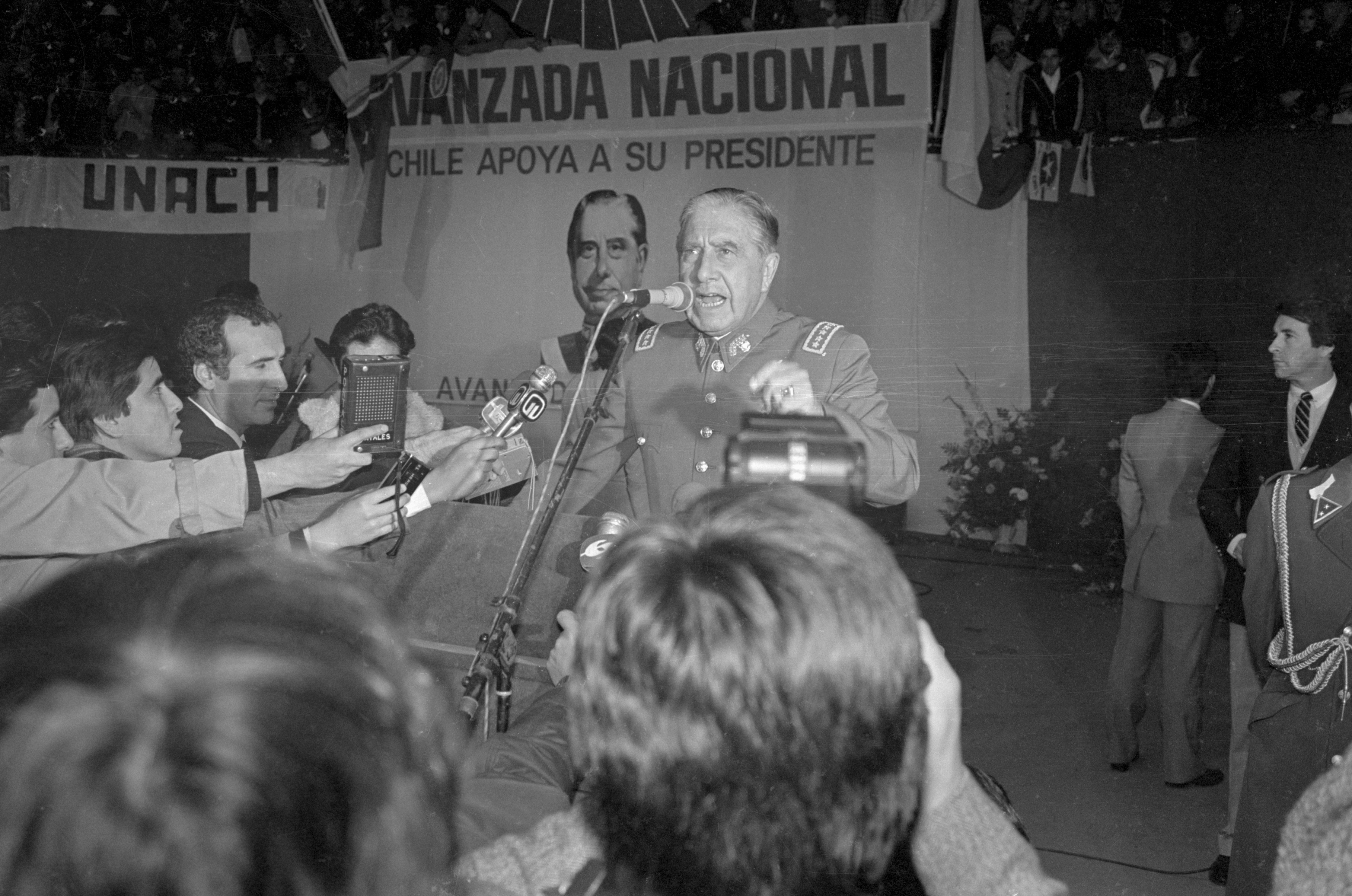 Espanha retira medalha de Mérito Militar concedida a Pinochet em 1975