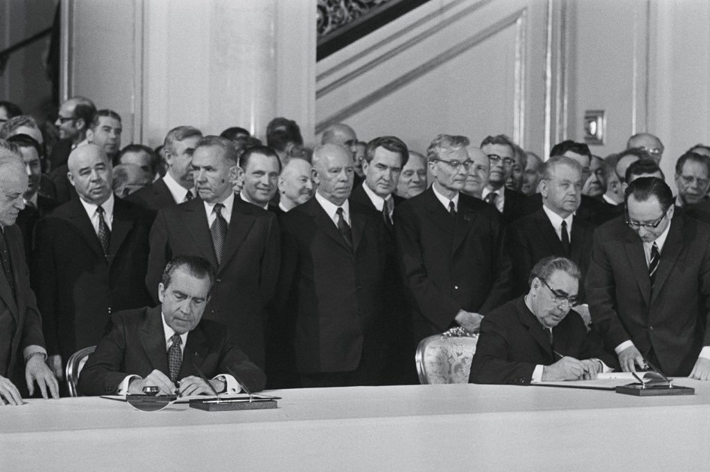 PASSADO - Nixon (à esq.) e Brejnev: a Guerra Fria deles tinha lados definidos
