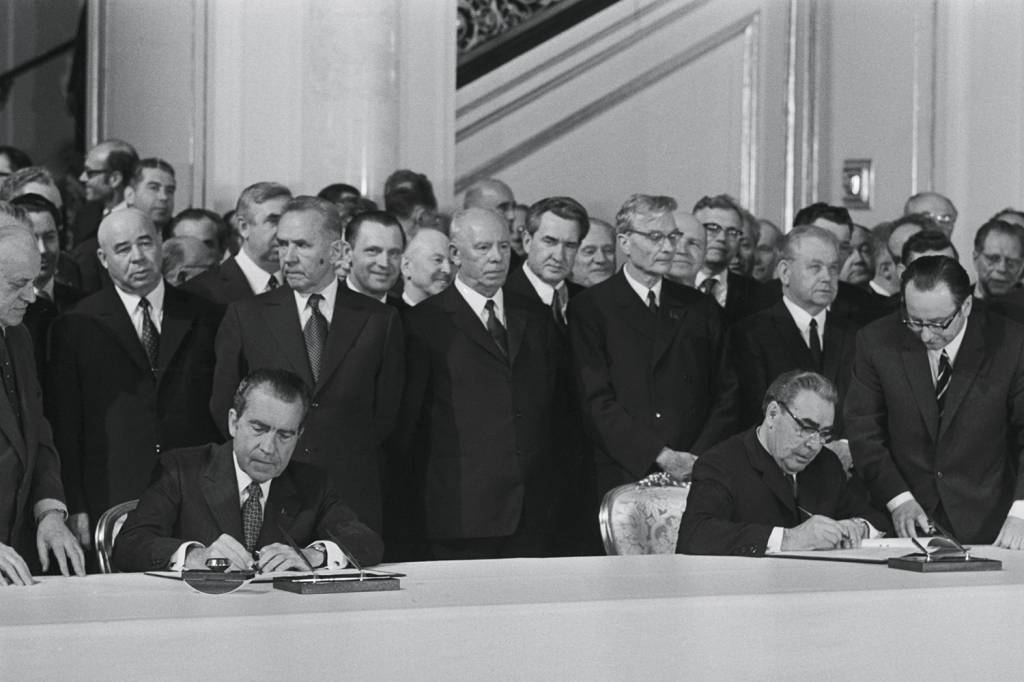GettyImages-515574818.jpg PASSADO - Nixon (à esq.) e Brejnev: a Guerra Fria deles tinha lados definidos