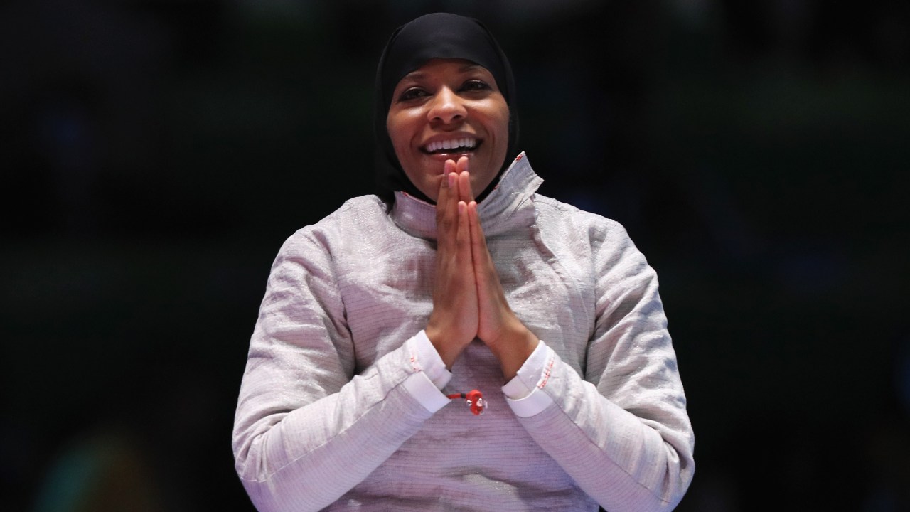 Ibtihaj Muhammad comemora após os Estados Unidos vencerem a disputa pela medalha de bronze nos Jogos Olímpicos Rio 2016. 13/08/2016