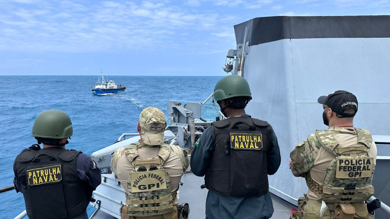 Agentes da Marinha do Brasil e da PF observam embarcação que seria abordada com cocaína no mar de Pernambuco