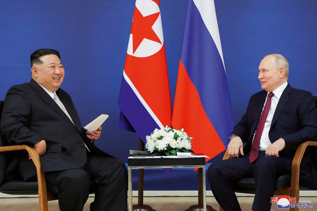 PAPO FIRME - Kim (à esq.): no encontro com Putin, rara chance de discutir assunto sério e relevante — no caso, a troca de armamentos por tecnologia