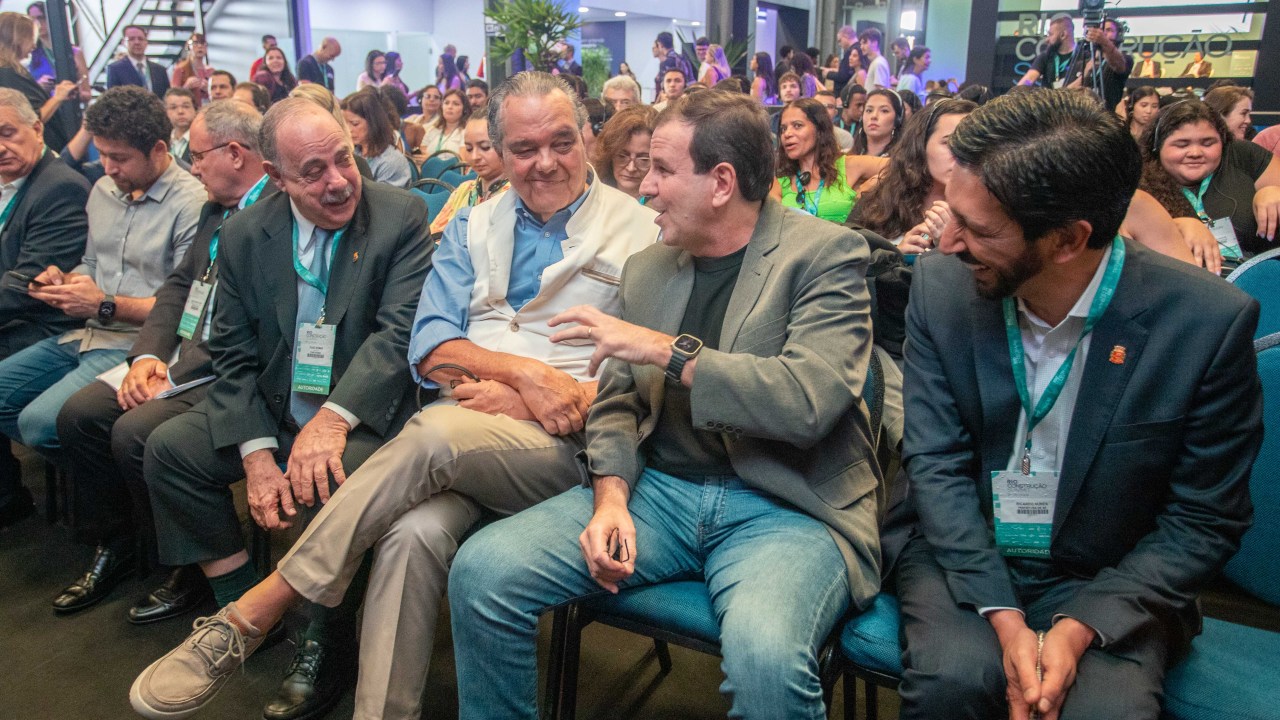 O presidente da Firjan, Eduardo Eugenio Gouvêa Vieira, entre os prefeitos Fuard Noman (BH), Eduardo Paes (RJ) e Ricardo Nunes (SP) -