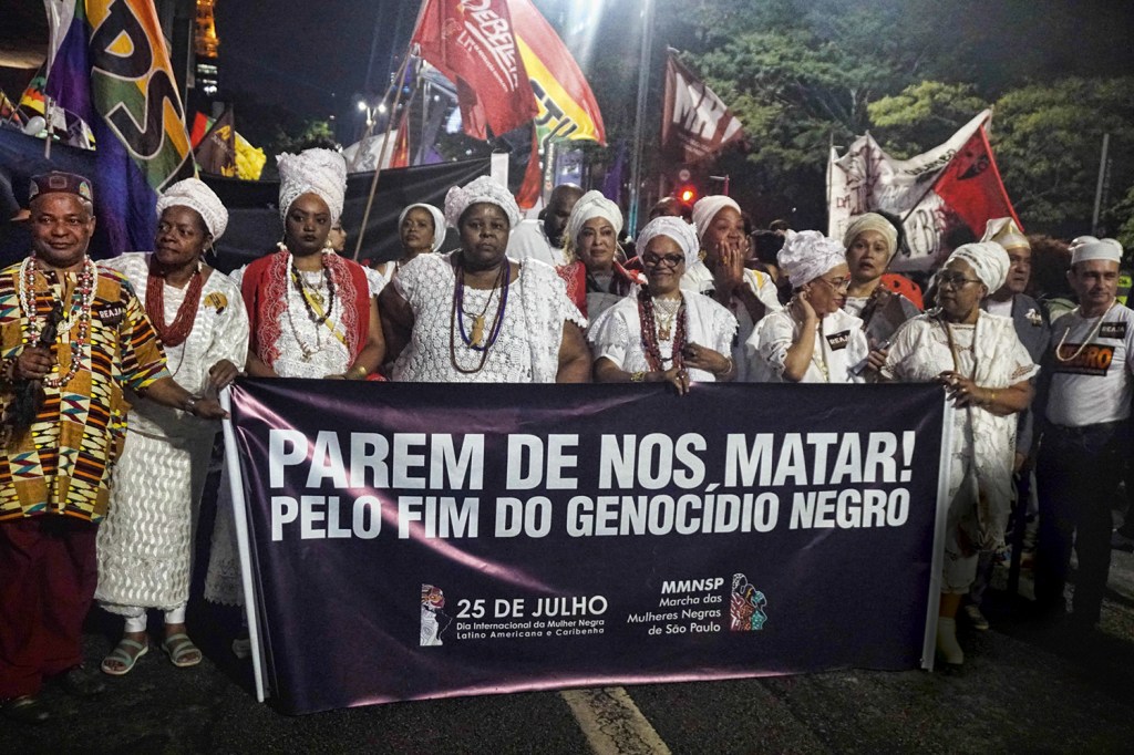PEDIDO DE JUSTIÇA - Movimento negro protesta em Salvador contra a morte de Mãe Bernadete: três presos
