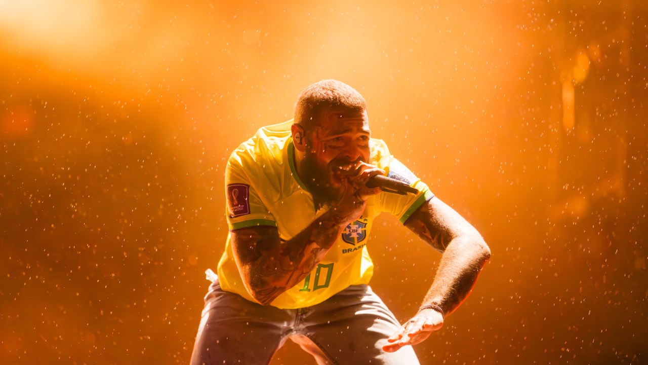 Post Malone veste camisa da Seleção brasileira durante show no The Town