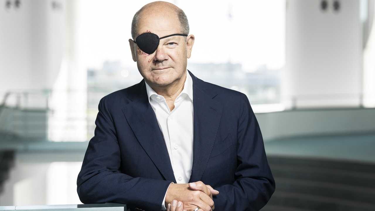 O chanceler alemão, Olaf Scholz, divulgou a própria foto de tapa-olho para que o público se acostume com a sua nova aparência. 04/09/2023 -