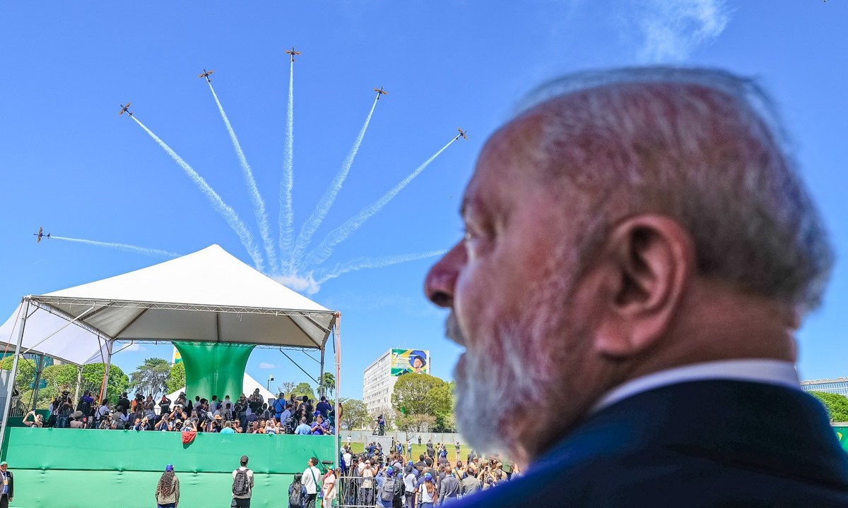 Presidente Lula observa Esquadrilha da Fumaça durante desfile de 7 de setembro, em Brasília