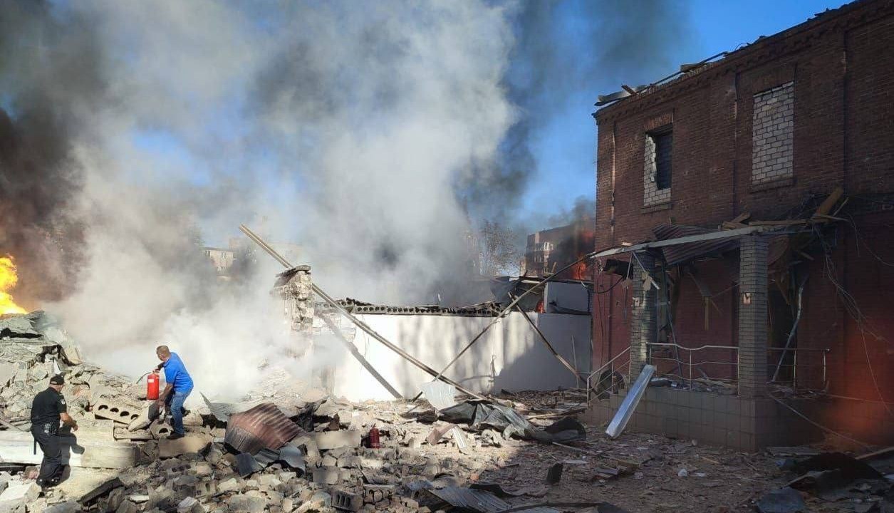 Equipes de resgate combatendo incêndios em prédios afetados por ataques russos na cidade de Krivoy Rog, Ucrânia - 08/09/2023 -