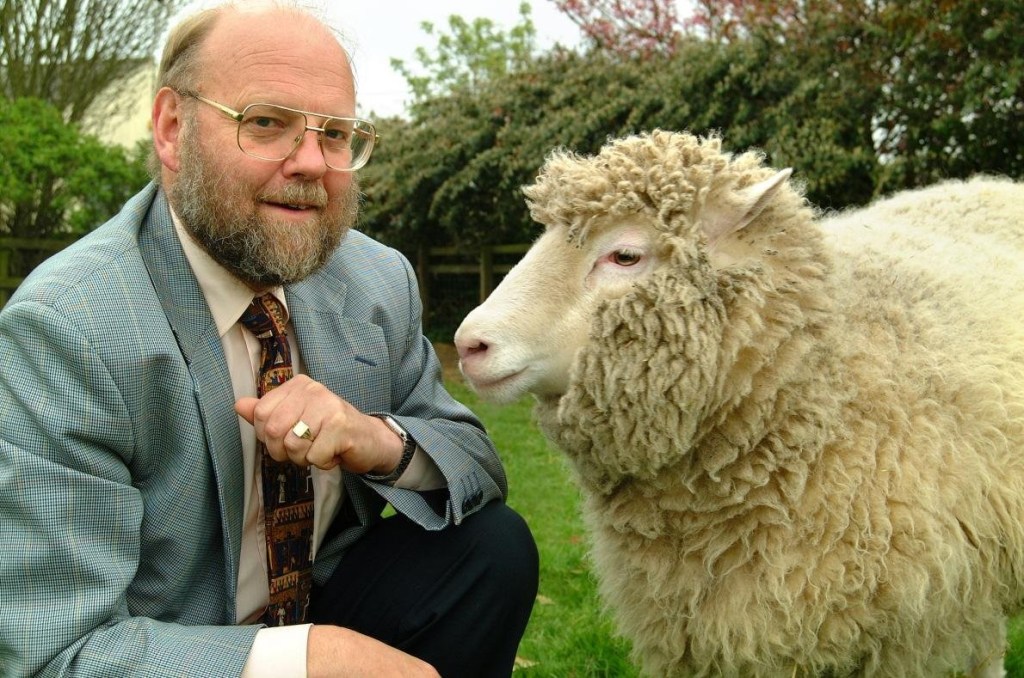 O professor Ian Wilmut e a ovelha Dolly.