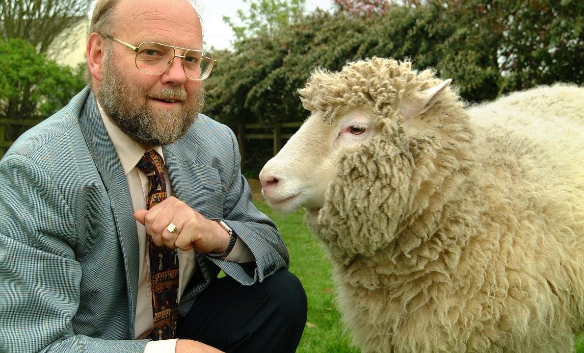 O professor Ian Wilmut e a ovelha Dolly.
