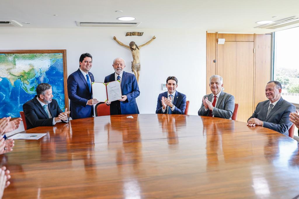 André Fufuca posa junto a Lula com seu termo de posse à frente do Ministério do Esporte: Arthur Lira (esq.) e o governador do Maranhão, Carlos Brandão (à dir.) acompanharam a assinatura