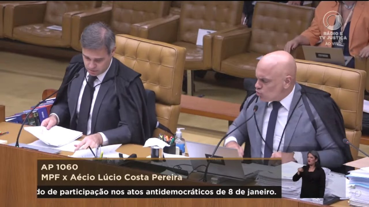 Os ministros André Mendonça e Alexandre de Moraes, durante julgamento de Aécio Lúcio Costa Pereira, réu do 8 de janeiro, no plenário do Supremo Tribunal Federal