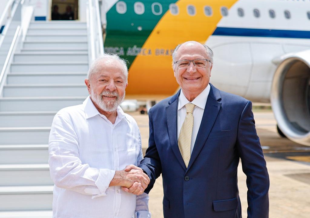 O presidente Luiz Inácio Lula da Silva e o vice-presidente Geraldo Alckmin, na Base Aérea de Brasília, antes de Lula embarcar rumo a Havana, em Cuba