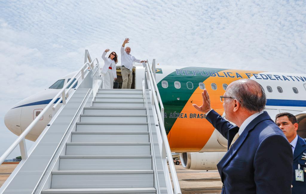 O vice-presidente Geraldo Alckmin acena para o presidente Luiz Inácio Lula da Silva e a primeira-dama Janja, na Base Aérea de Brasília