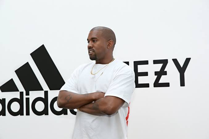 Kanye West, agora conhecido como Ye, em uma ação publicitária das duas marcas.