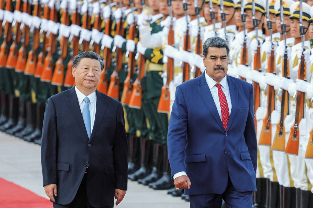 XI—MADURO-000_33V76YJ.jpg ALIANÇA - Xi e Maduro (à dir.) em Pequim: interesse político acima da discrição