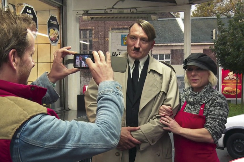 CHOQUE - O ator Oliver Masucci no filme Ele Está de Volta: selfies com Hitler fake