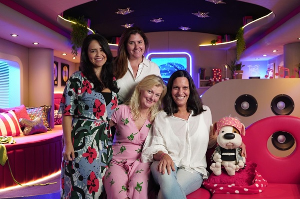 As produtoras Juliana Capelini e Flávia Costa (em pé), ao lado da criadora do programa Lucy Goodman e da diretora Flávia Costa (sentadas), com o fantoche do personagem Bookaboo