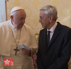 A carta sendo entregue ao Papa por Caetano (Vatican News)